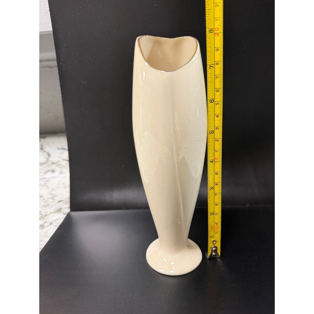 Lenox Ivory Fine China Bud Vase Gold Trim Heart Shape Rim 8 Inch Made in‎ USA